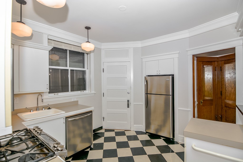 https://chicagocityflats.com/pics/1084-D.jpg?timestamp=2024-12-03T02:50:03-06:00