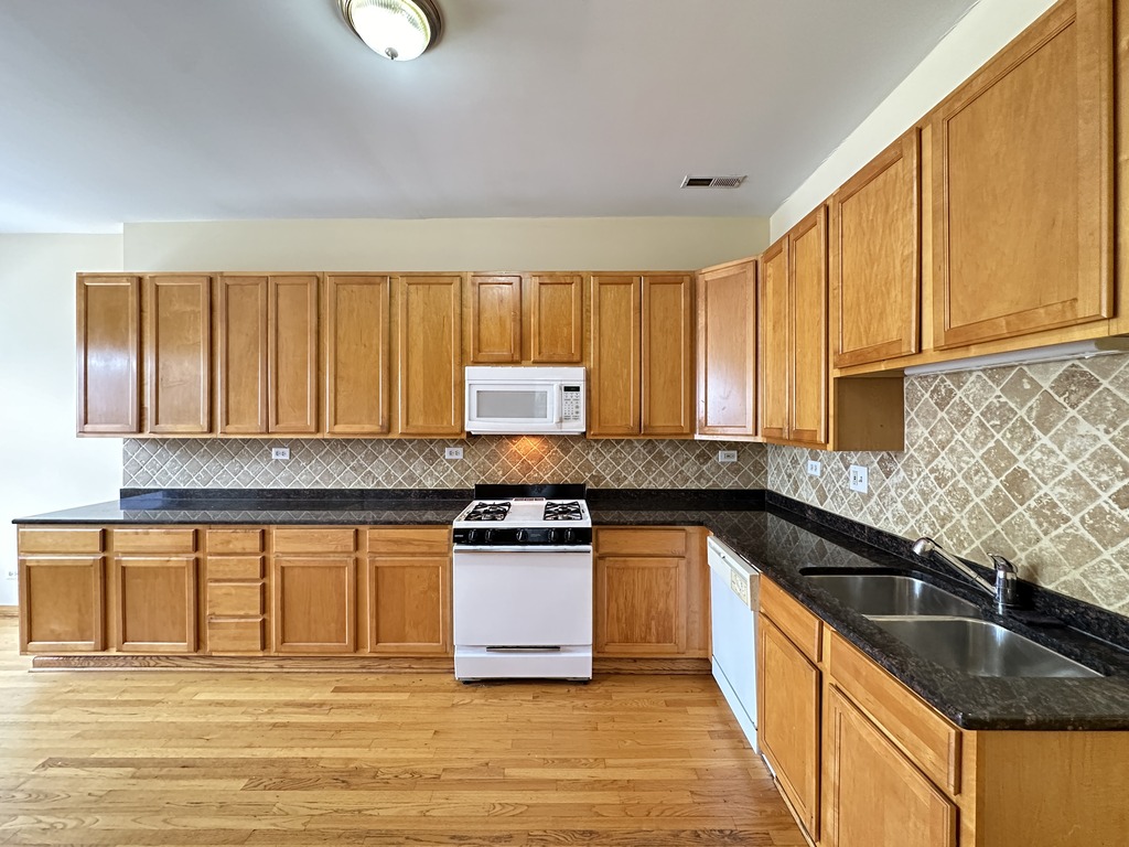 https://chicagocityflats.com/pics/11258-D.jpg?timestamp=2025-04-30T19:30:46-05:00