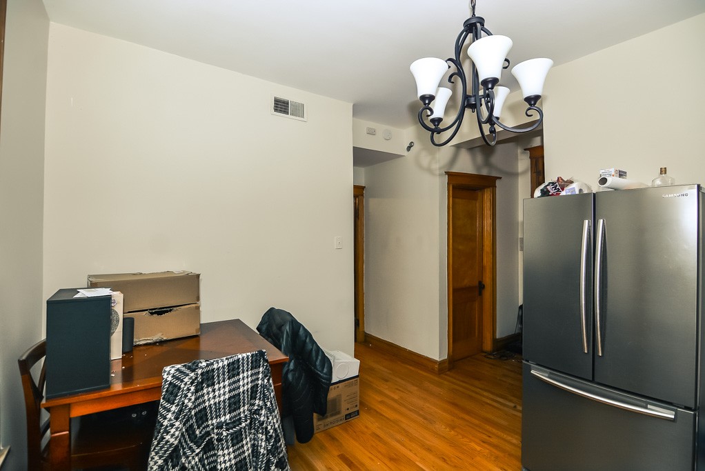 https://chicagocityflats.com/pics/11265-D.jpg?timestamp=2024-12-03T02:50:05-06:00