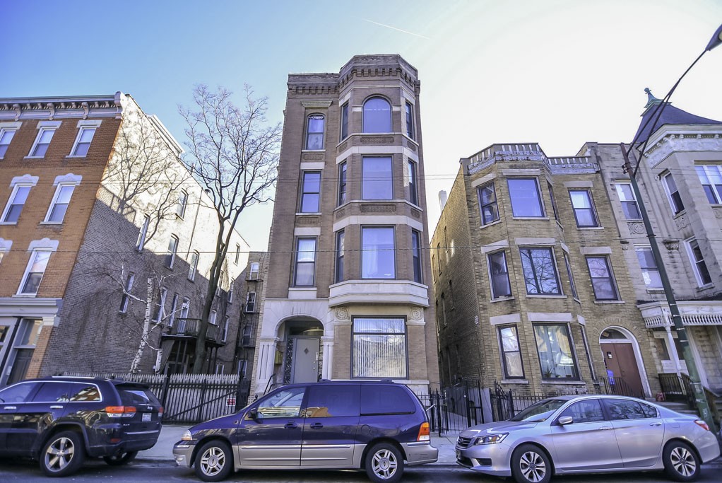 https://chicagocityflats.com/pics/12778-A.jpg?timestamp=2024-12-03T02:50:05-06:00
