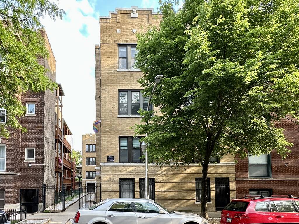 https://chicagocityflats.com/pics/13811-A.jpg?timestamp=2025-06-10T04:08:17-05:00