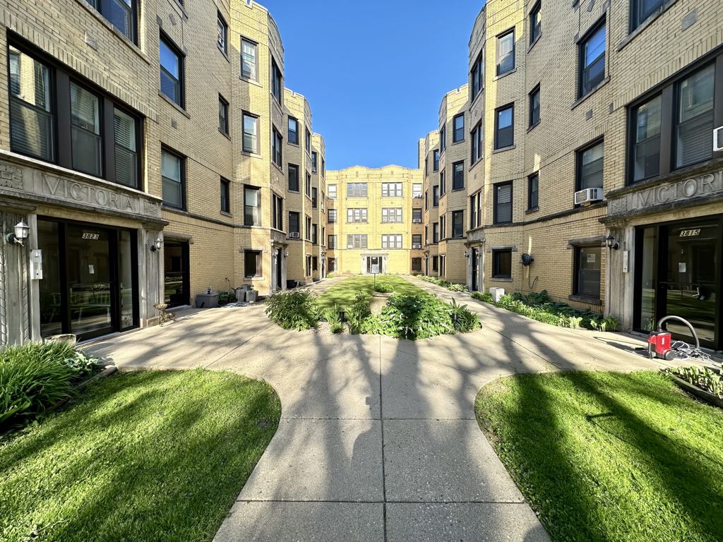 https://chicagocityflats.com/pics/14931-A.jpg?timestamp=2024-12-03T02:50:05-06:00