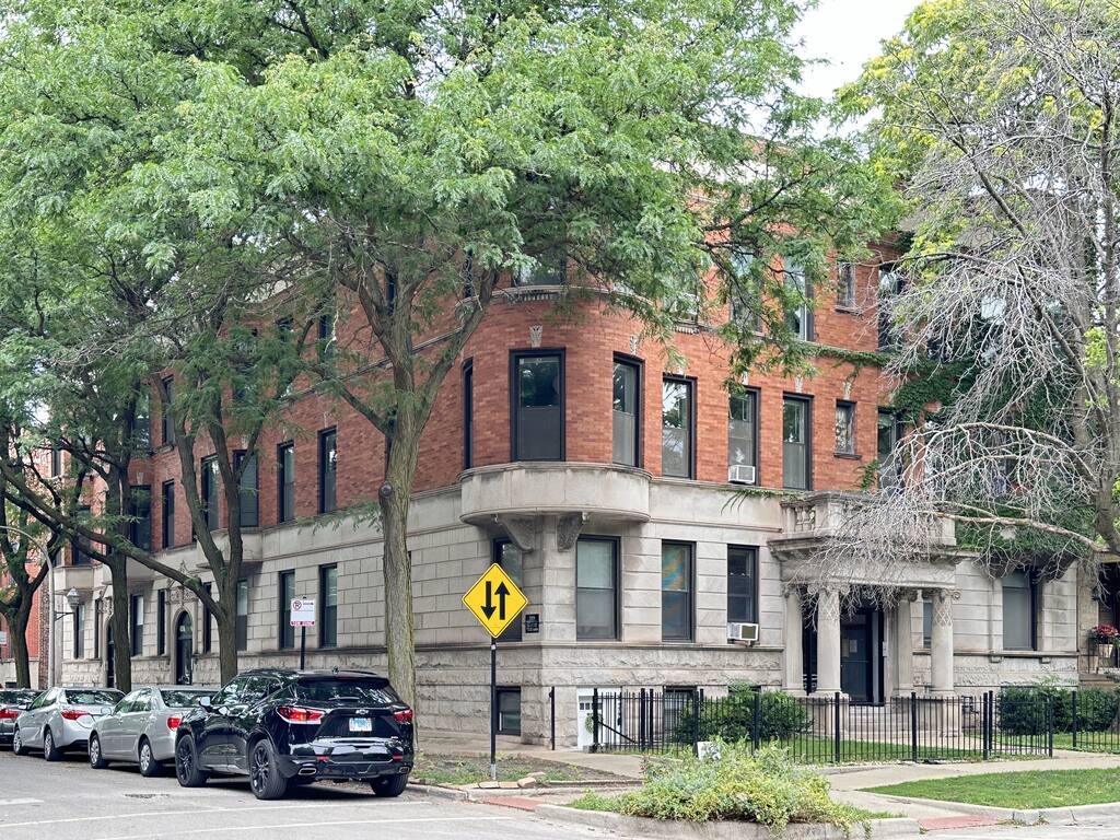 https://chicagocityflats.com/pics/18965-A.jpg?timestamp=2025-06-14T12:30:37-05:00