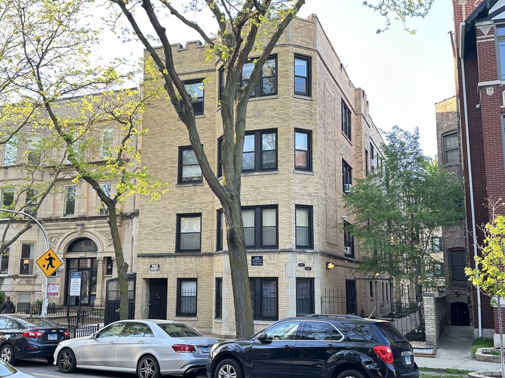 https://chicagocityflats.com/pics/19055-A.jpg?timestamp=2024-12-03T02:50:06-06:00
