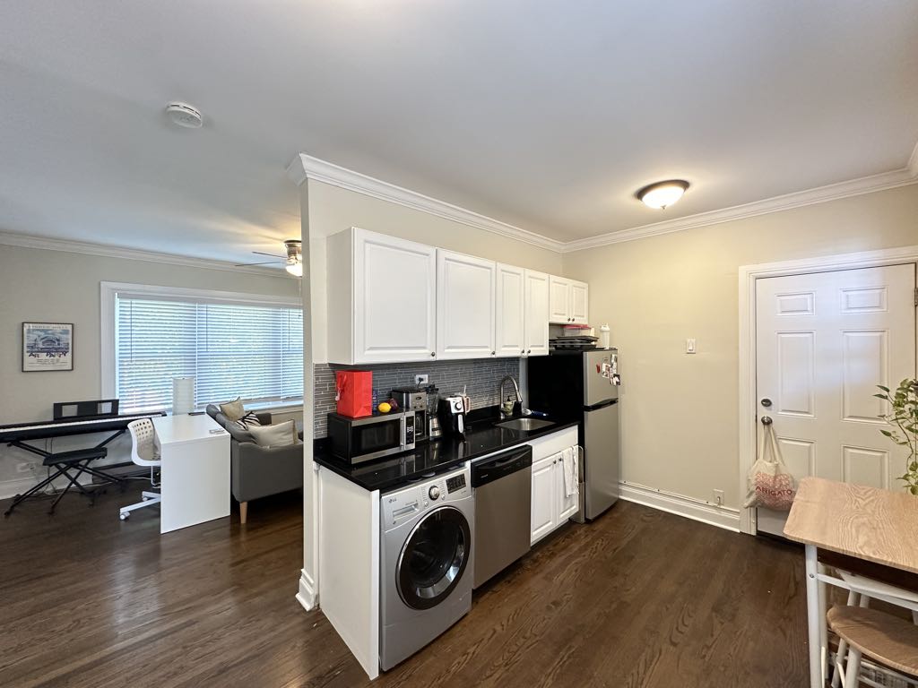https://chicagocityflats.com/pics/19055-B.jpg?timestamp=2024-12-03T02:50:06-06:00
