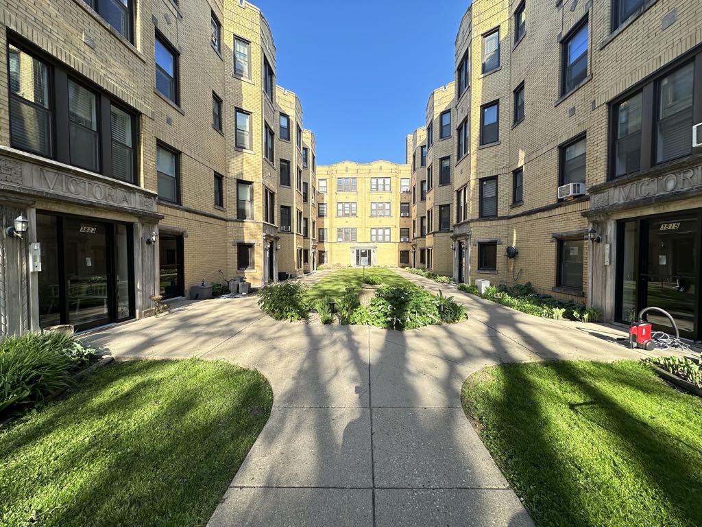 https://chicagocityflats.com/pics/20194-A.jpg?timestamp=2024-12-03T02:50:07-06:00