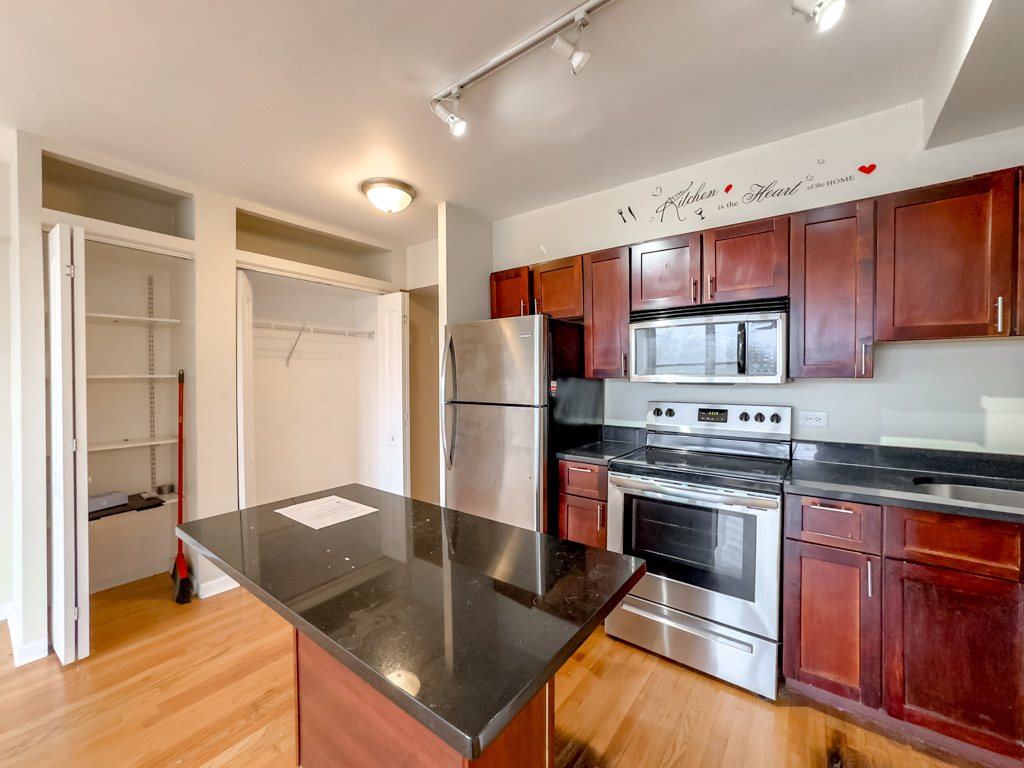 https://chicagocityflats.com/pics/25765-C.jpg?timestamp=2024-12-03T02:50:09-06:00