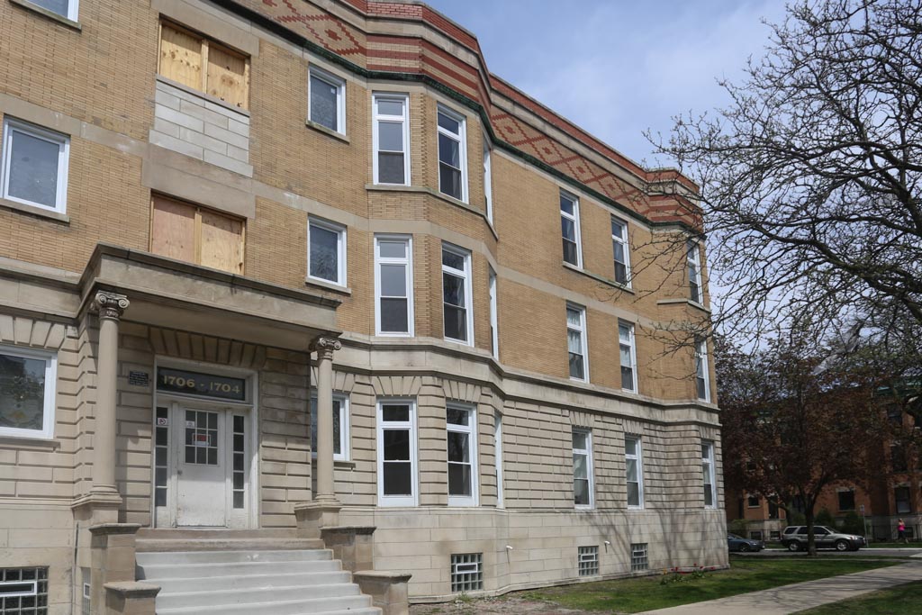 1702 Sunnyside, Chicago, IL - 2,400 USD/ month