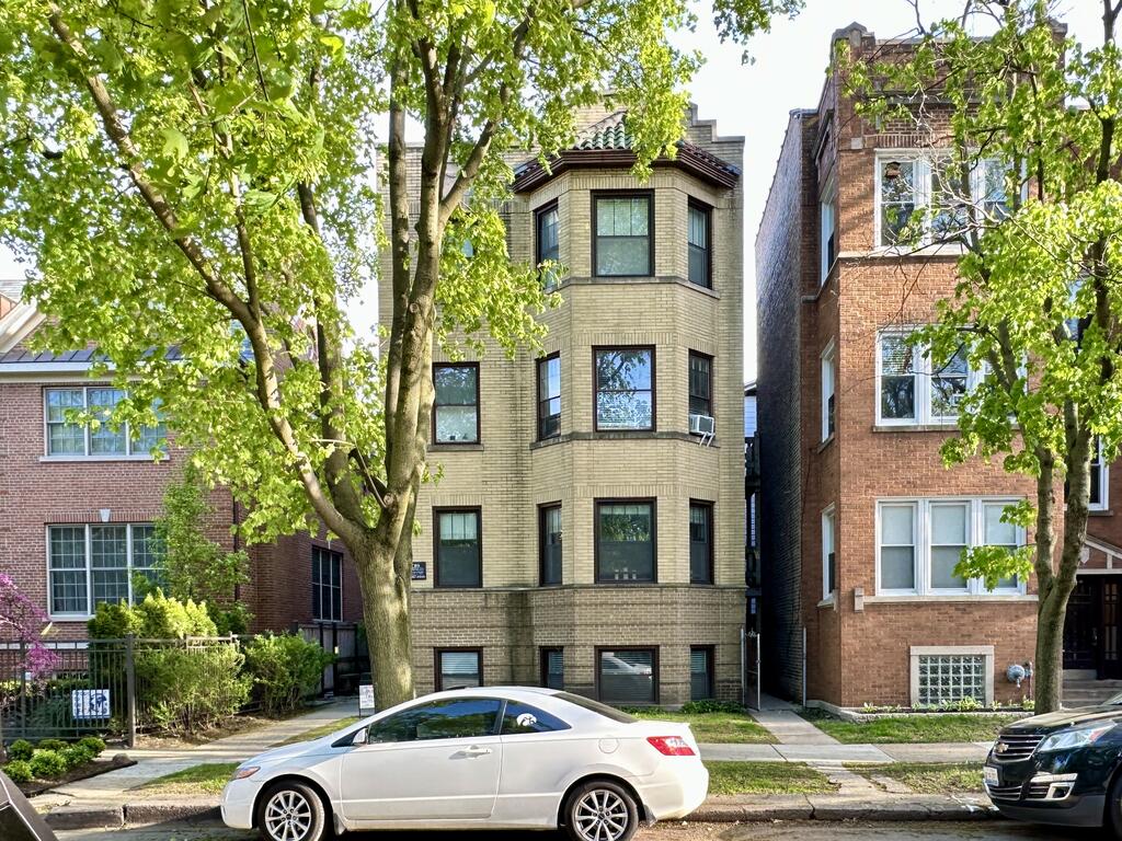 https://chicagocityflats.com/pics/32333-A.jpg?timestamp=2025-05-08T19:06:46-05:00