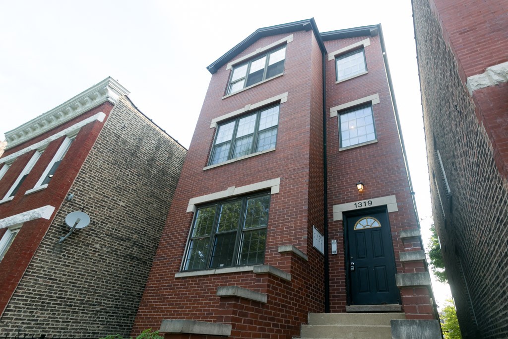 https://chicagocityflats.com/pics/3351-A.jpg?timestamp=2024-12-03T02:50:04-06:00