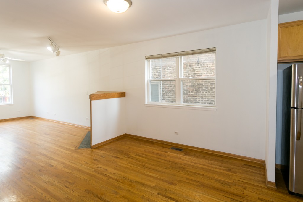 https://chicagocityflats.com/pics/3351-D.jpg?timestamp=2024-12-03T02:50:04-06:00