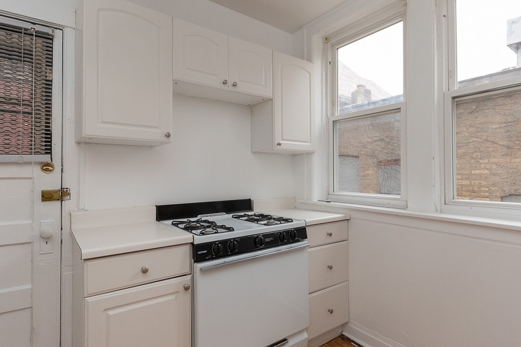 https://chicagocityflats.com/pics/35668-C.jpg?timestamp=2024-12-03T02:50:13-06:00