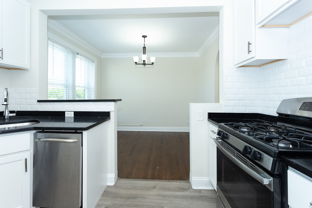 https://chicagocityflats.com/pics/36098-C.jpg?timestamp=2024-12-03T02:50:13-06:00
