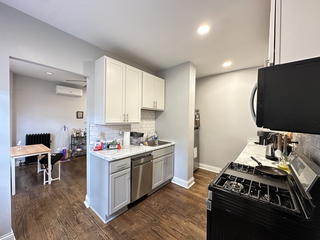 https://chicagocityflats.com/pics/4469-D.jpg?timestamp=2025-05-01T08:10:34-05:00