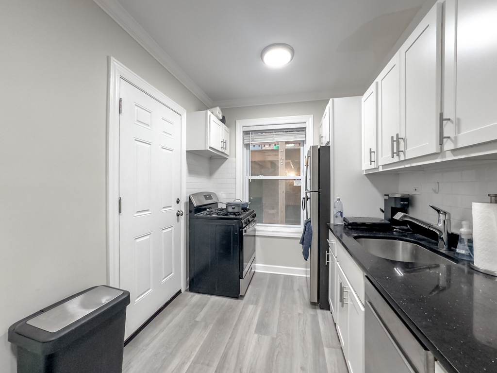 https://chicagocityflats.com/pics/49586-B.jpg?timestamp=2024-12-03T02:50:17-06:00