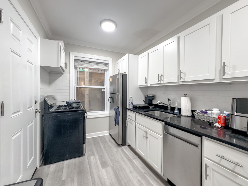 https://chicagocityflats.com/pics/49586-C.jpg?timestamp=2024-12-03T02:50:17-06:00