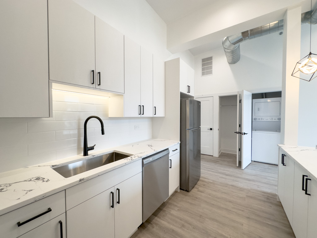 https://chicagocityflats.com/pics/50118-C.jpg?timestamp=2024-12-03T02:50:17-06:00