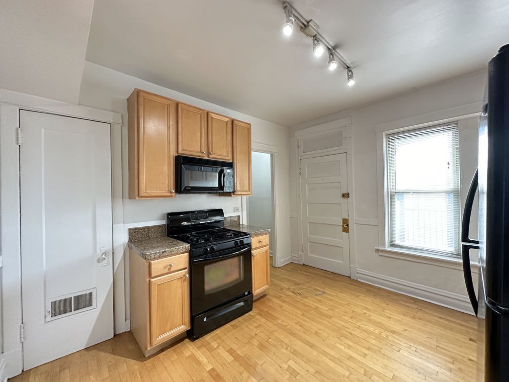 https://chicagocityflats.com/pics/50142-C.jpg?timestamp=2024-12-03T02:50:17-06:00