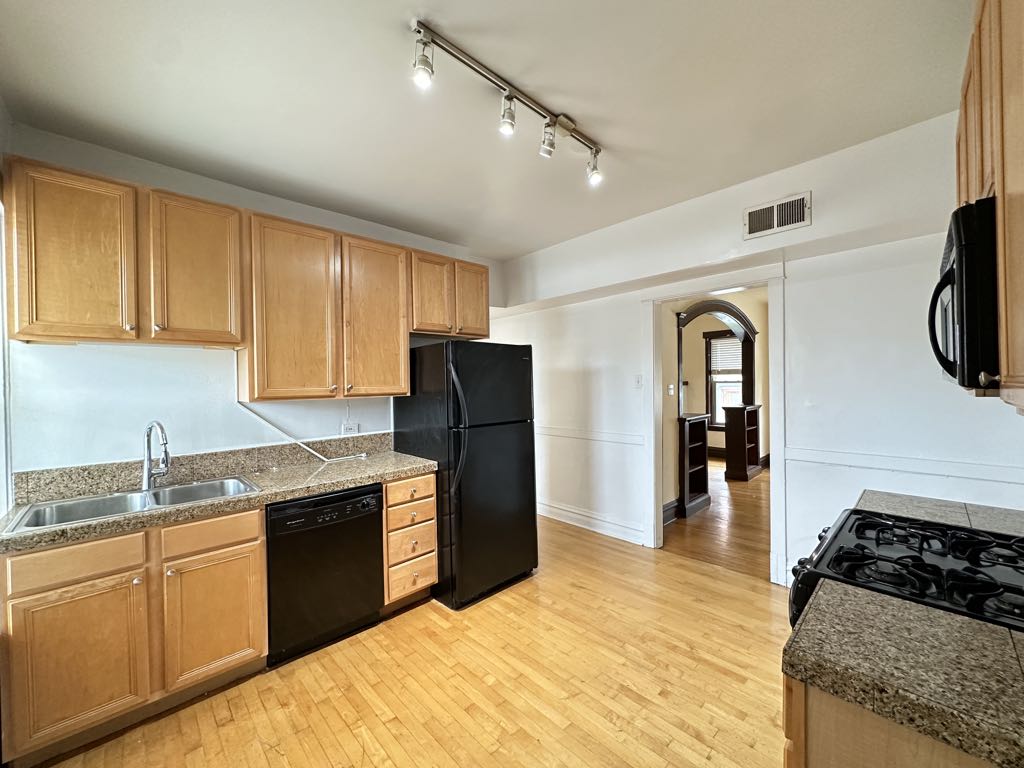 https://chicagocityflats.com/pics/50142-D.jpg?timestamp=2024-12-03T02:50:17-06:00