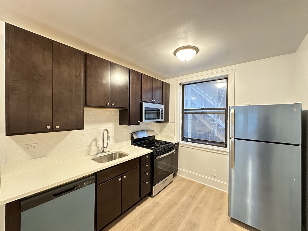 https://chicagocityflats.com/pics/50861-B.jpg?timestamp=2025-04-23T10:25:02-05:00