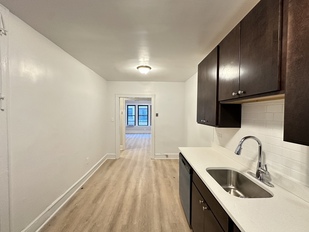 https://chicagocityflats.com/pics/50861-D.jpg?timestamp=2025-04-23T10:25:02-05:00