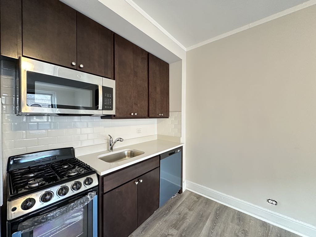 https://chicagocityflats.com/pics/52728-C.jpg?timestamp=2024-12-03T02:50:03-06:00