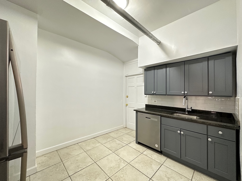 https://chicagocityflats.com/pics/53509-D.jpg?timestamp=2024-12-31T03:15:56-06:00