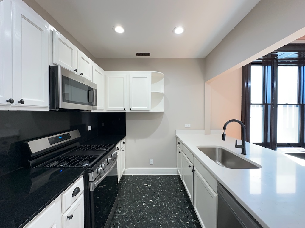 https://chicagocityflats.com/pics/56500-D.jpg?timestamp=2025-02-26T06:50:42-06:00