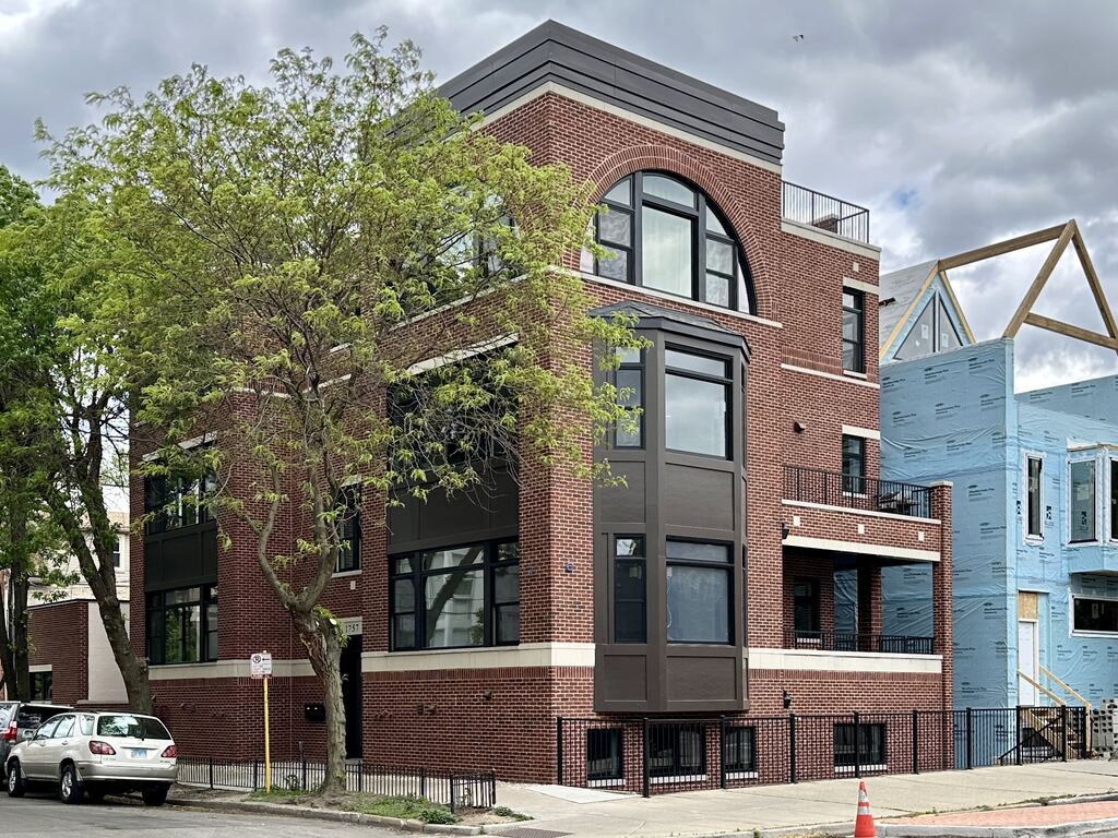 https://chicagocityflats.com/pics/57216-A.jpg?timestamp=2025-05-18T12:18:59-05:00