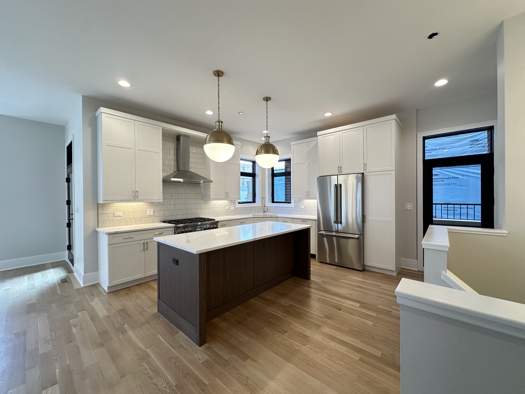 https://chicagocityflats.com/pics/57216-C.jpg?timestamp=2025-05-18T12:18:59-05:00