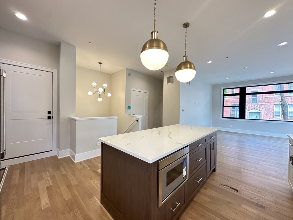 https://chicagocityflats.com/pics/57216-D.jpg?timestamp=2025-05-18T12:18:59-05:00