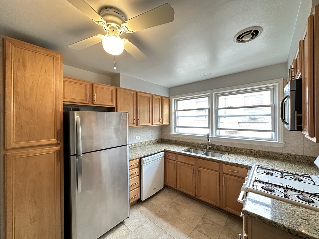 https://chicagocityflats.com/pics/57282-B.jpg?timestamp=2025-06-14T12:30:37-05:00