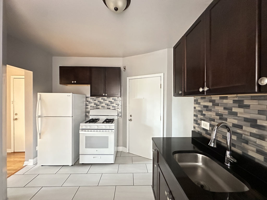 https://chicagocityflats.com/pics/57298-D.jpg?timestamp=2025-06-06T10:34:23-05:00