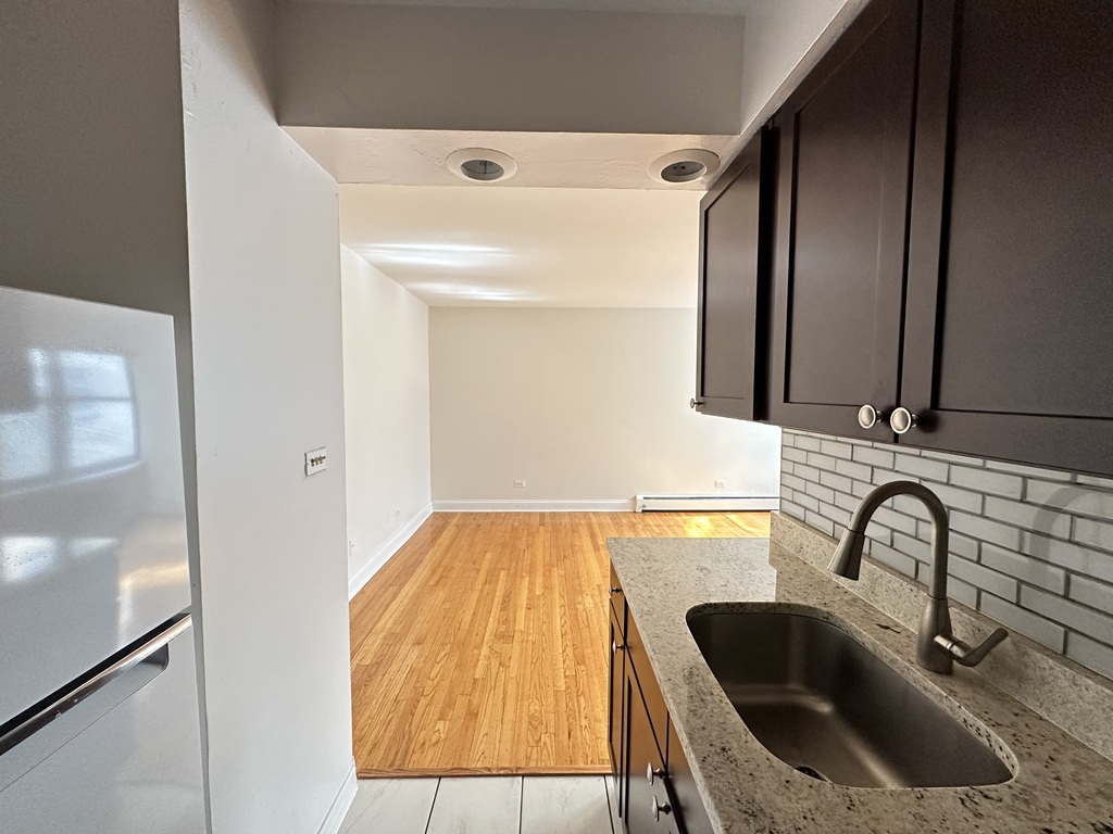https://chicagocityflats.com/pics/57326-D.jpg?timestamp=2025-06-11T09:03:18-05:00
