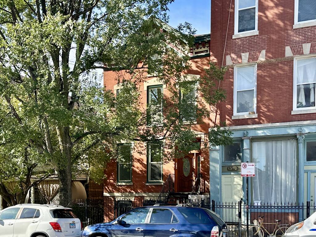 1356 Bosworth, Chicago, IL - 2,800 USD/ month