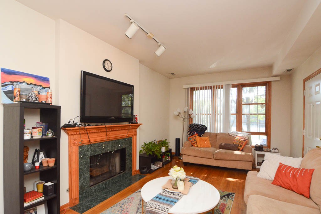 https://chicagocityflats.com/pics/882-D.jpg?timestamp=2024-12-03T02:50:03-06:00