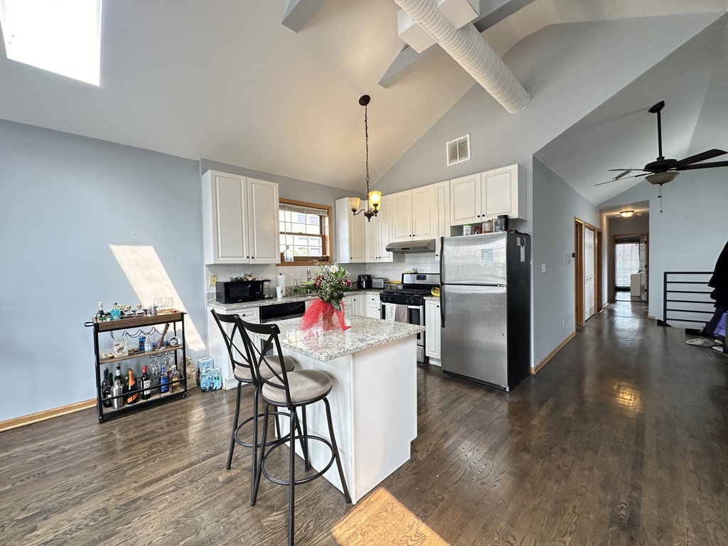 https://chicagocityflats.com/pics/892-B.jpg?timestamp=2025-06-11T09:03:03-05:00