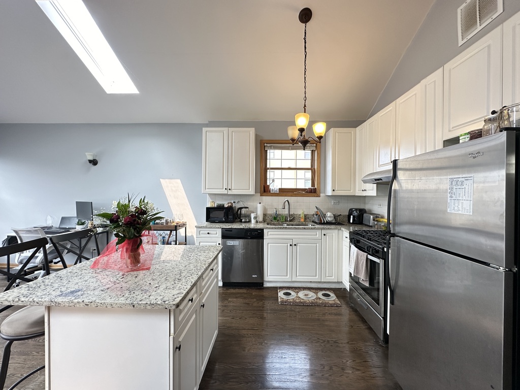 https://chicagocityflats.com/pics/892-C.jpg?timestamp=2025-06-11T09:03:03-05:00